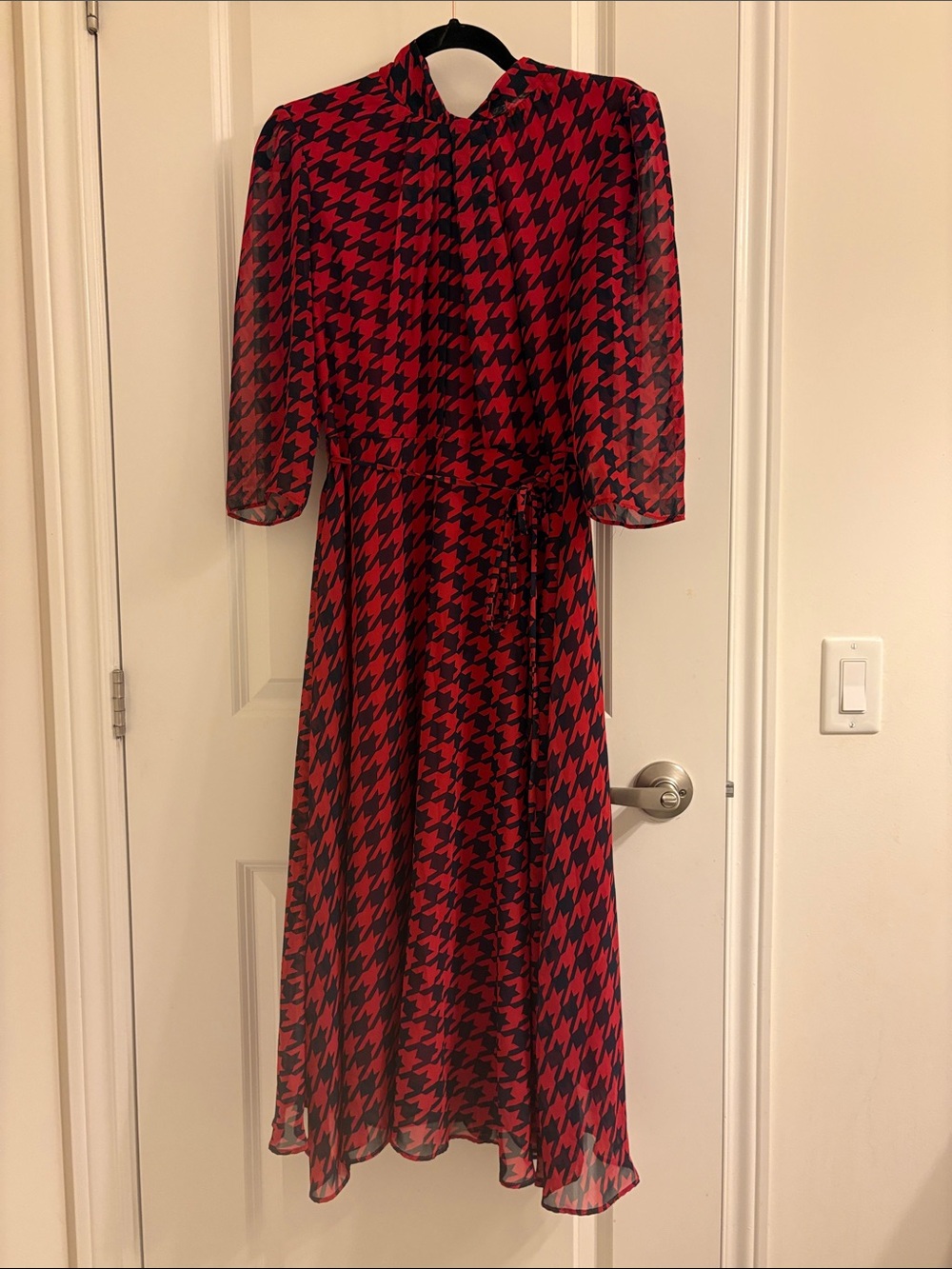Gabby Skye Red and Black Houndstooth Tie-Neck Midi Dress - Picture 2 of 6